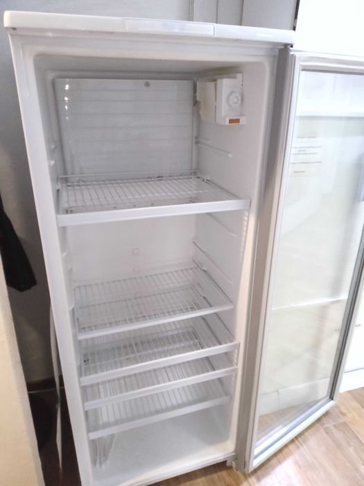 Продам витринный холодильник Бирюса