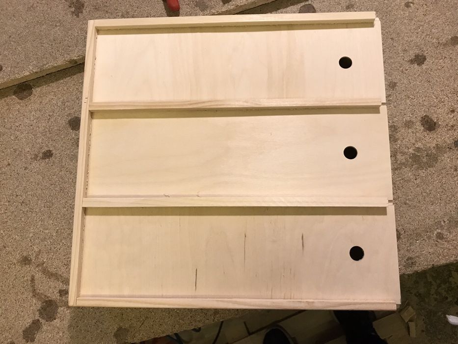 Дървена кутия за три бутилки вино с индивидуални плъзгащи панели