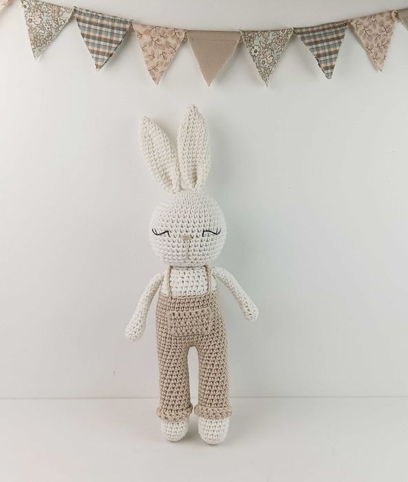 Зайче с панталонки в неутрален цвят ръчна изработка, плетени зайчета