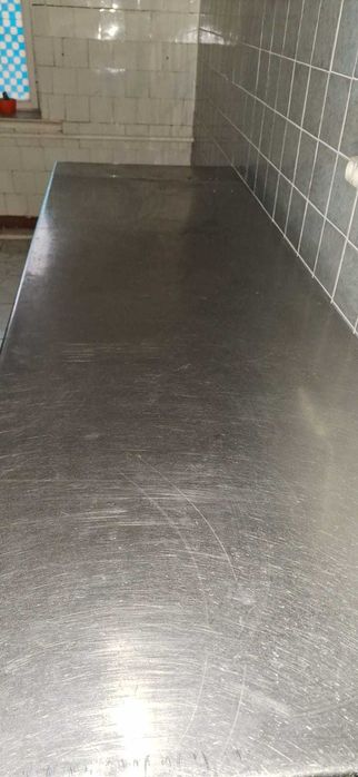 Разделочный стол из нержавейки.