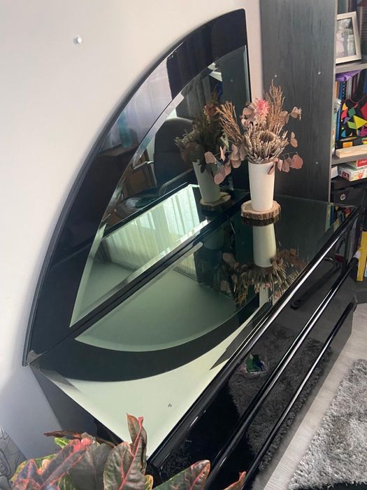 Vand comoda oglinda finuta.