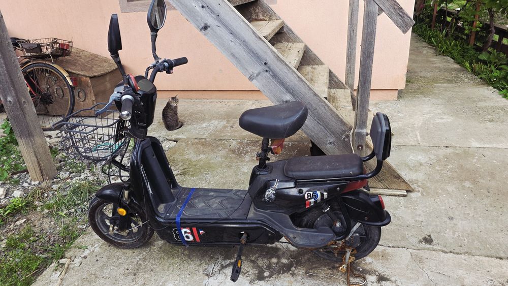 Scuter electric negru