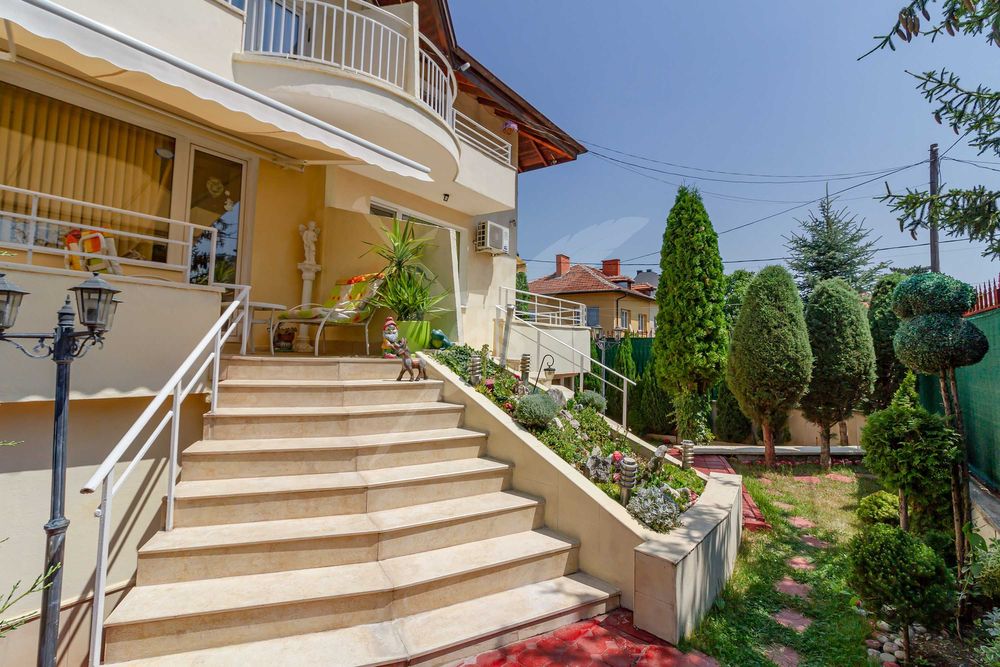 Продава се Къща в София, Левски - 450 кв.м за 1700 €/кв.м - Снимка #1