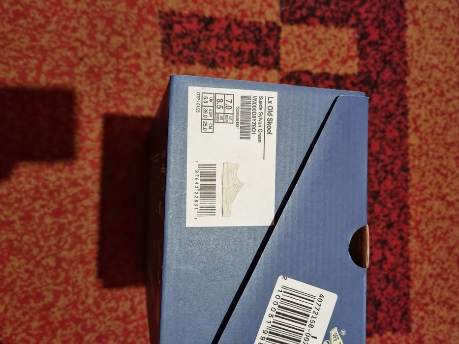Vând sneakers unisex