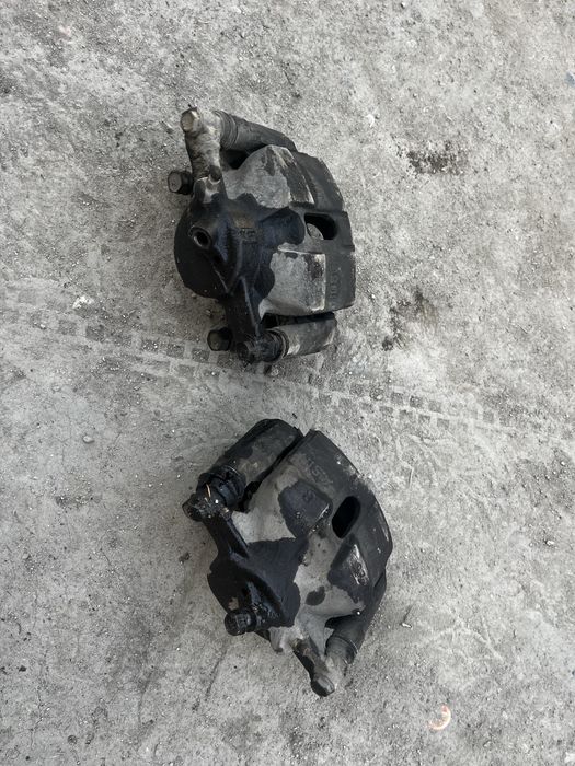 Суппорта Toyota Carina E передние (левый + правый)