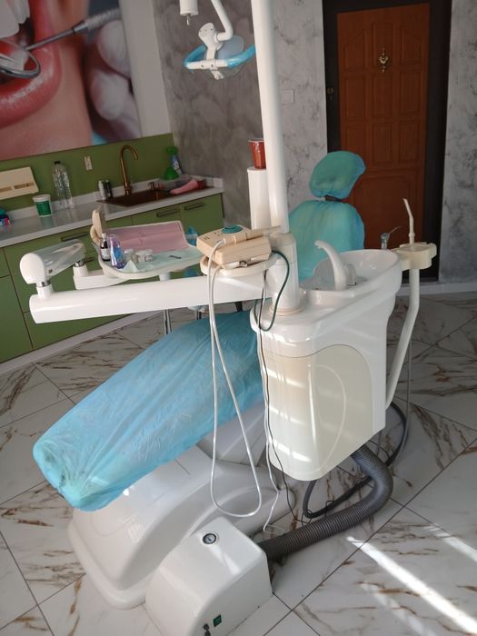 Vând scaun stomatologic funcțional, nemțesc complet, și autoclav .