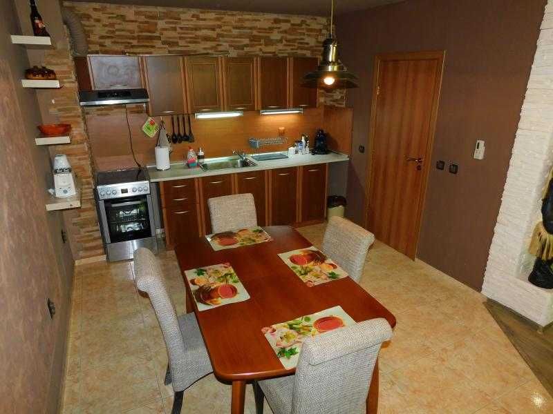 Дава се под наем Тристаен апартамент в Бургас, Лазур - 100 кв.м за 612 € - Снимка #1