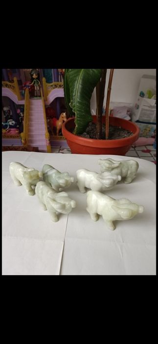 Tauri de jad , piatra verde