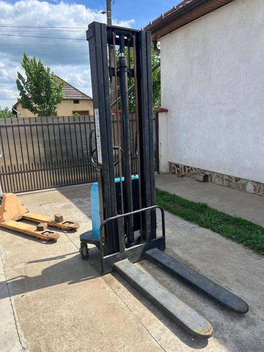 Vand transpalet  cu catarg  semirlelectric