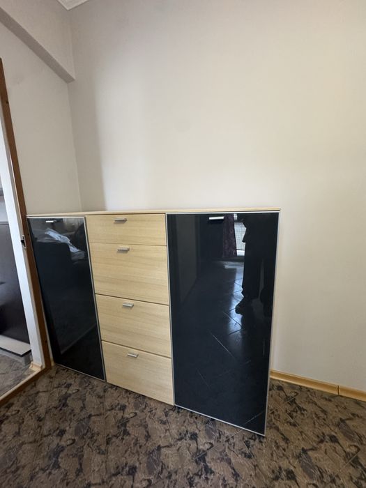 Скрин трикрилен има и гардероб към него