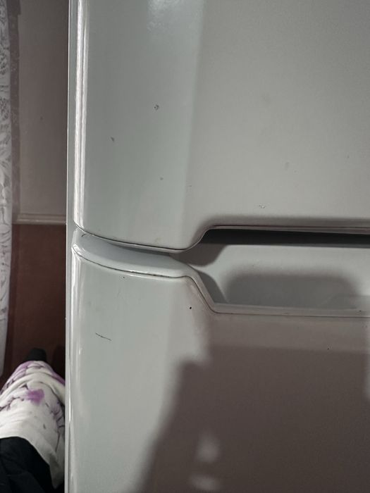 Vând frigider cu congelator Indesit  TAA5 aproape nou