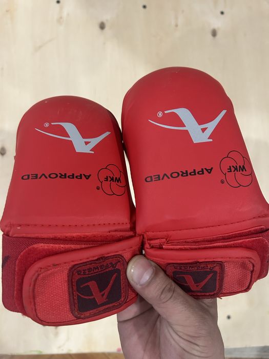 Продам перчатки накладки для каратэ WKF