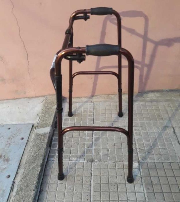 Продавам чисто нова Инвалидна проходилка за възрастни