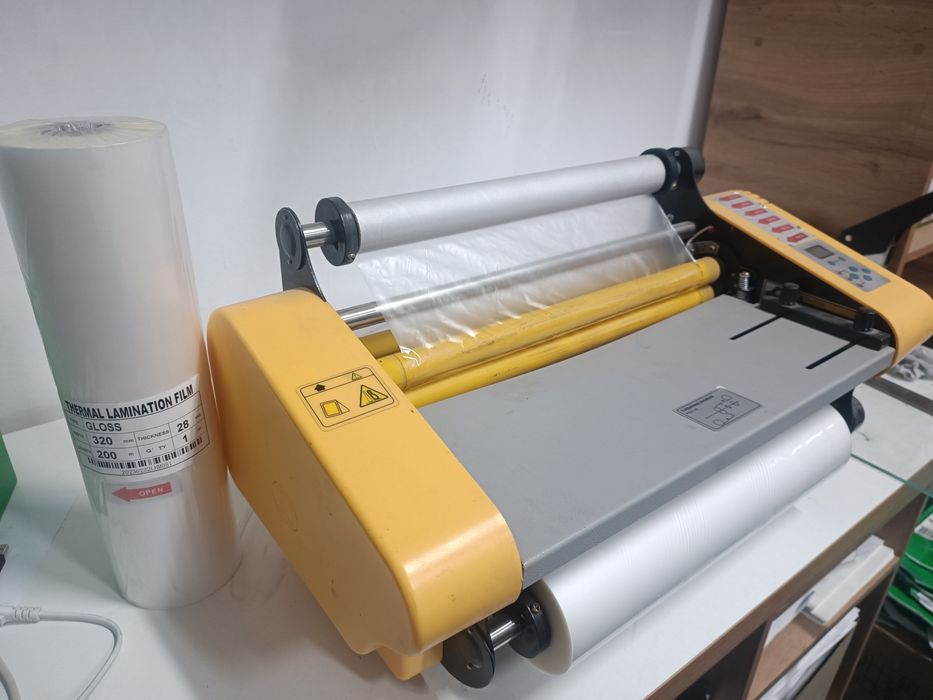 Laminator, yupqa laminat uradigan laminator sotiladi.