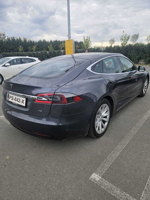 Tesla Model S Free supercharger