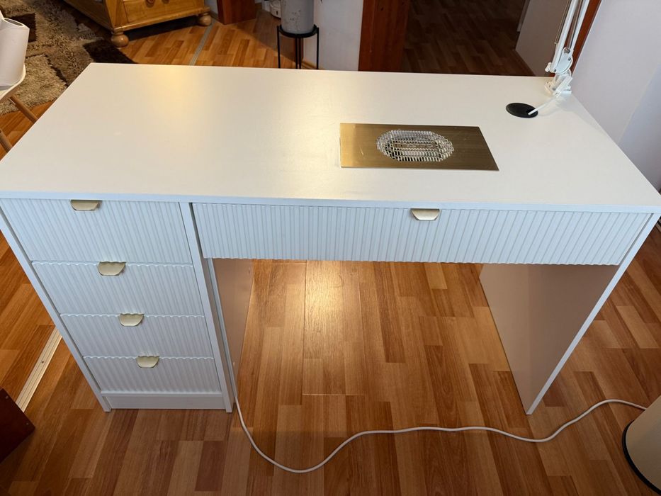 Vand masa de manichiura cu aspirator incorporabil + lampa de lumina