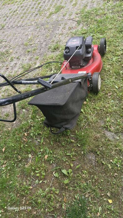 Mașină de tuns iarba