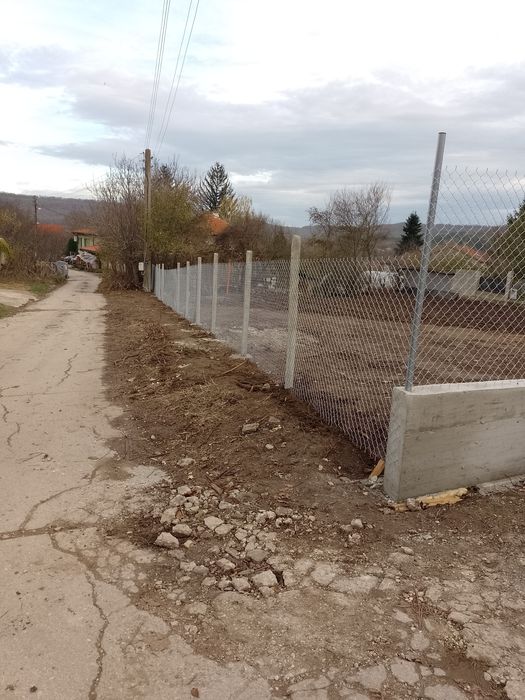 Изграждане на огради, ограда с бетонни колове, тръби и мрежа! септични