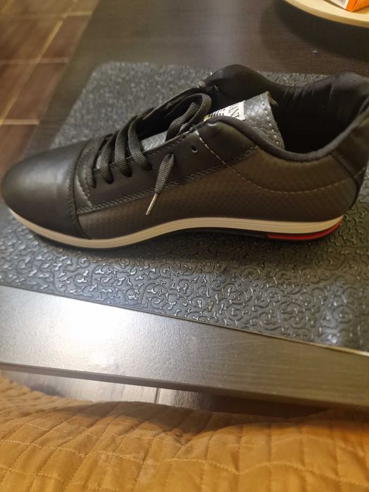 Vand adidasi Armani, originali. Marime 42