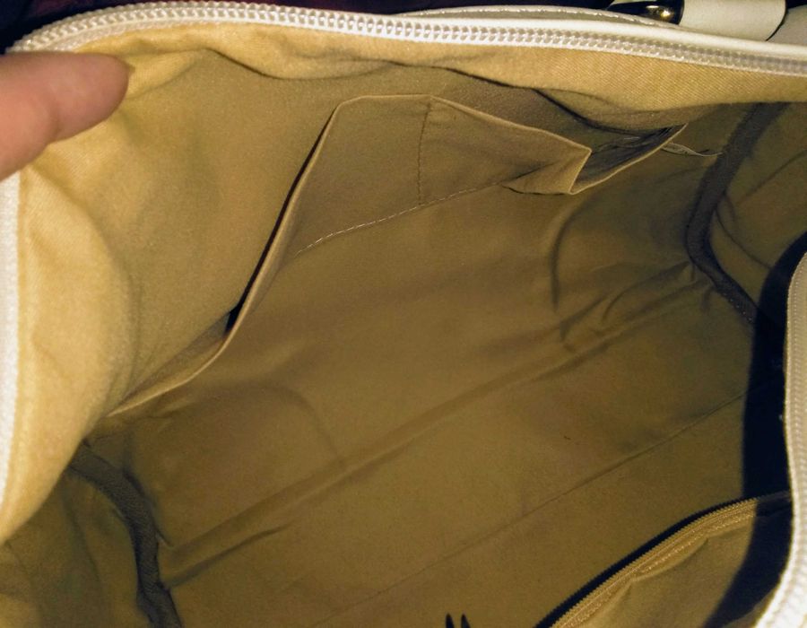 Дамска нова кожена чанта в светло кремаво-Изцяло от кожа!