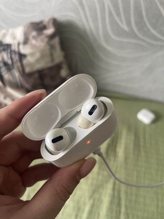 Airpods pro кейс и правый наушник