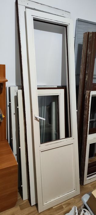 Окна и дверь деревянные