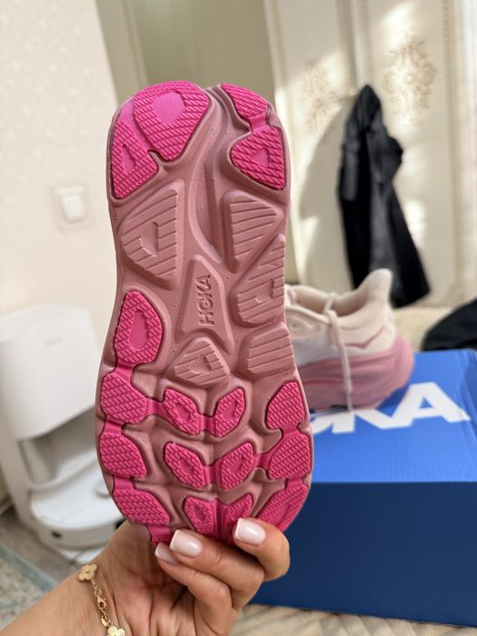 Продам срочно кроссовки  Hoka 37