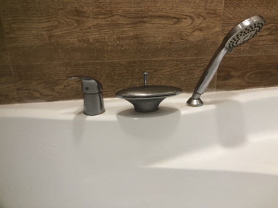 Продам угловую ванну со смес. размер 150*95