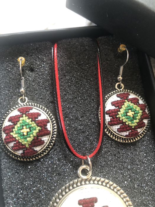 Дамско колие с българска шевица