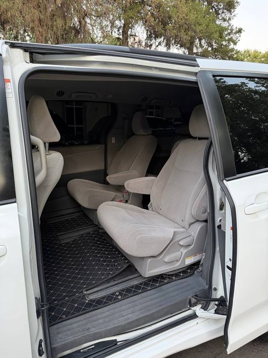 Toyota Sienna 350