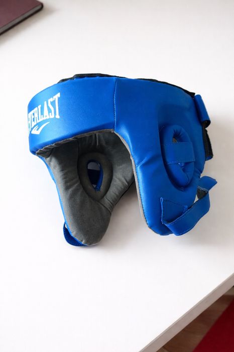 Продам боксёрские перчатки, шлем и боксёрки