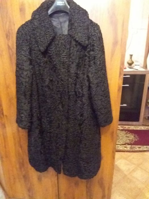 Продам каракулевую шубу,немного б/у, 56 размера.