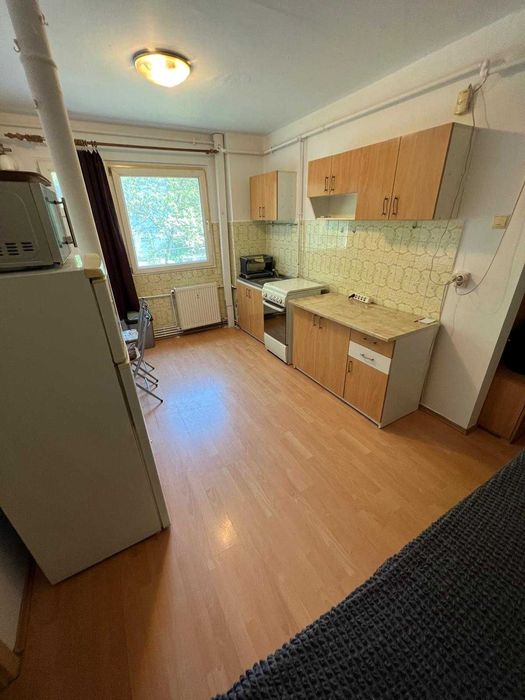 Proprietar inchiriez apartament 3 camere semidecomandat - Circuvalatiunii