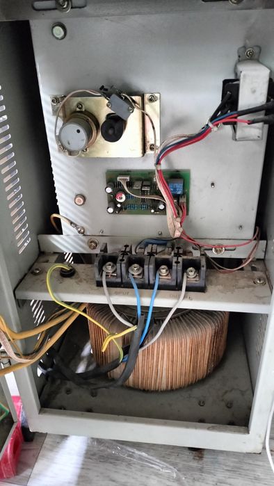 Стабилизатор напряжения  220 волть