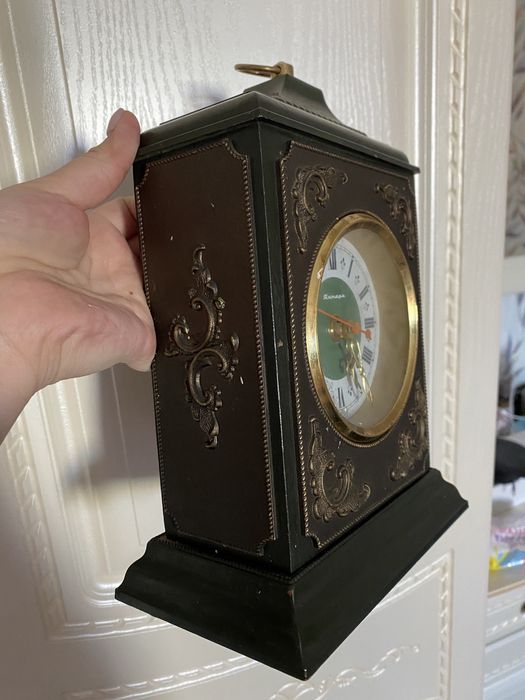 Часы Янтарь