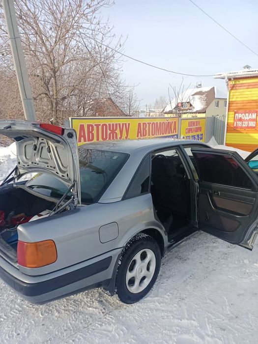 Автомобиль ауди серый