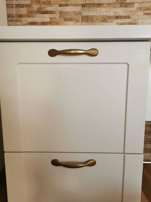 Бяло бюро с месингови дръжки — изработено по поръчка