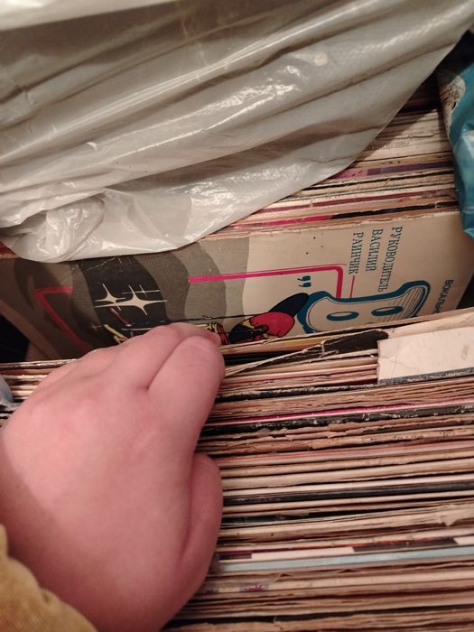 Продам видеокассеты и виниловые пластинки