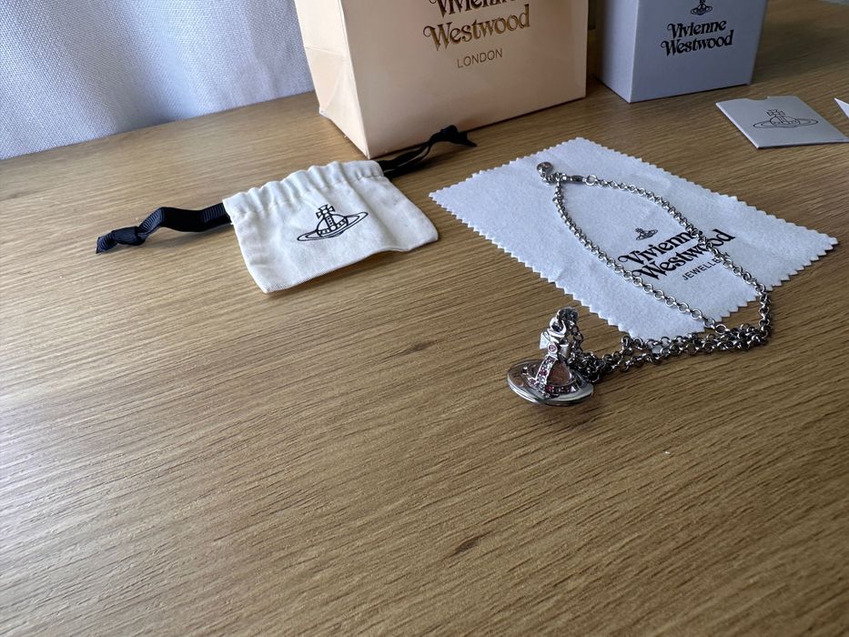 Colier Vivienne Westwood ”world’s end orb”, bilă roz + argintiu mic