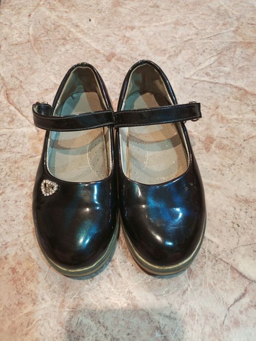 продам туфли детские 3 пары б/у