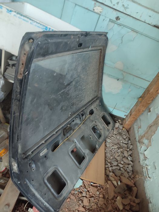 Продам крышку богажника