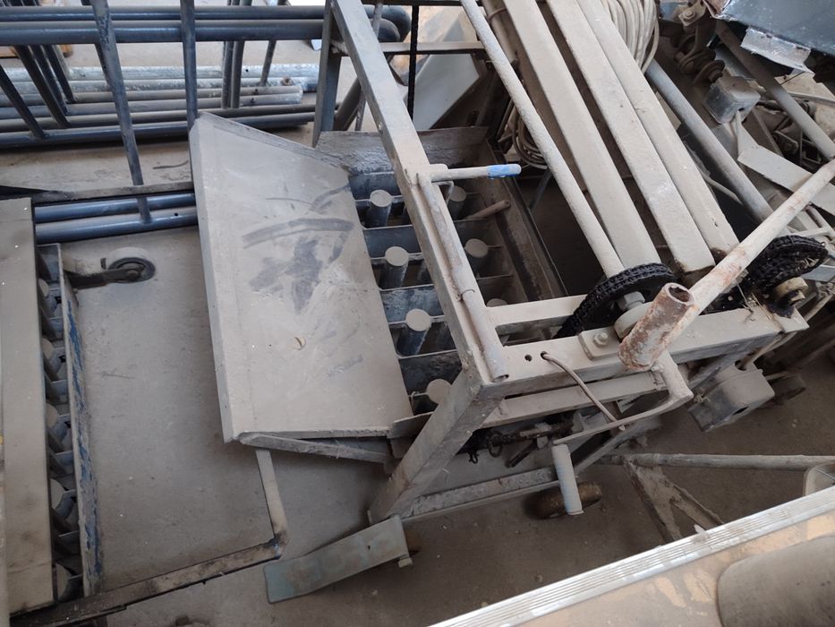 Продаются 4 станка для формовки шлакоблока