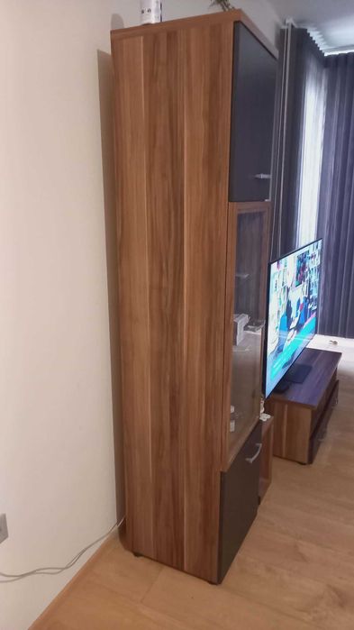 Витрина висока                                                                                                                                       .