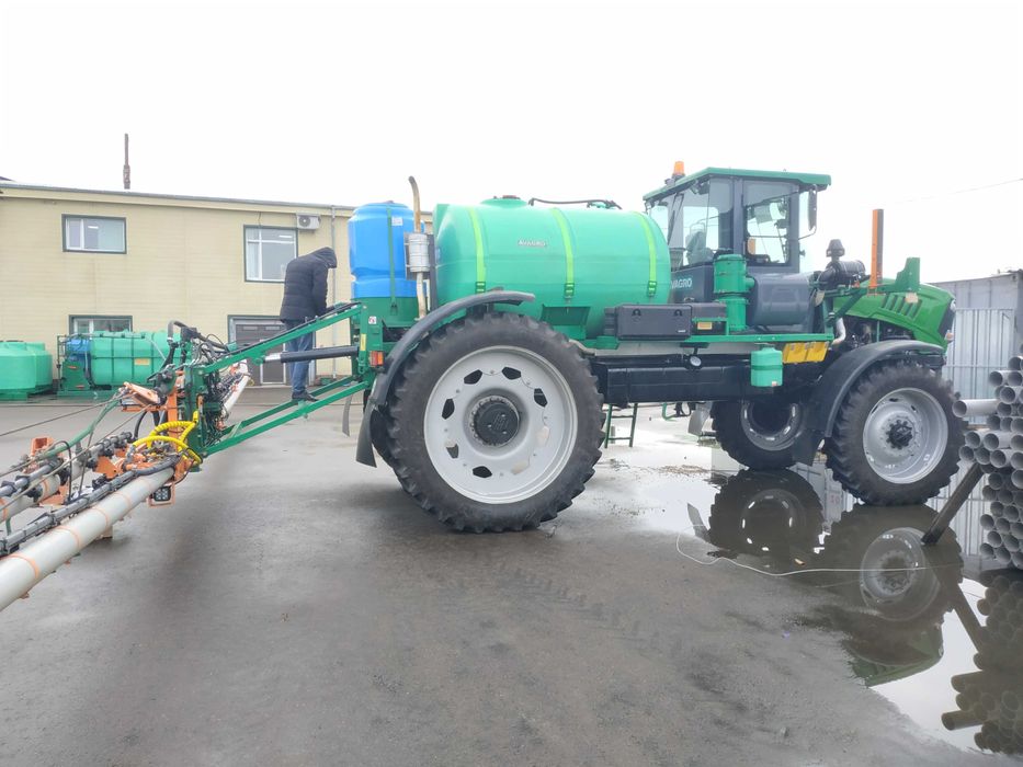 Самоходный опрыскиватель AVAGRO-HM40