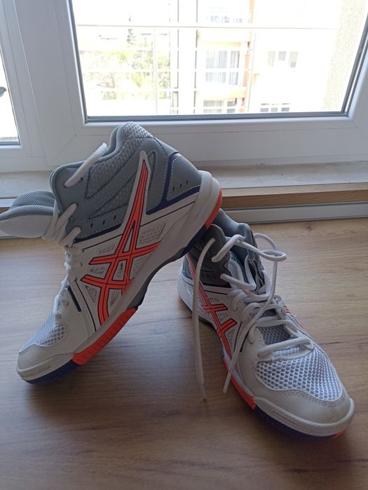 Asics GEL TASK MT Бели флаш коралови  волейболни обувки.