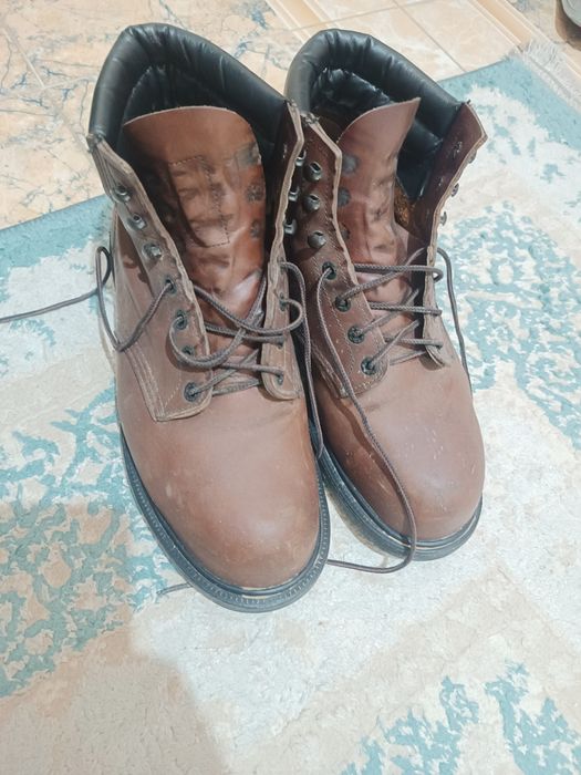 Тшо ботинка сатылады