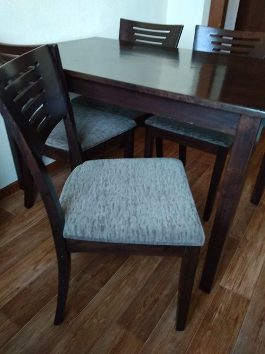 Стол и четыре мягких стула.