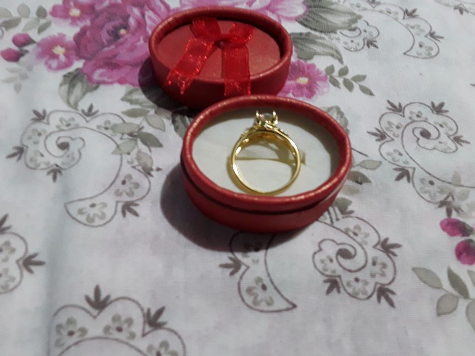 Vând Inel Damă Auriu Nou