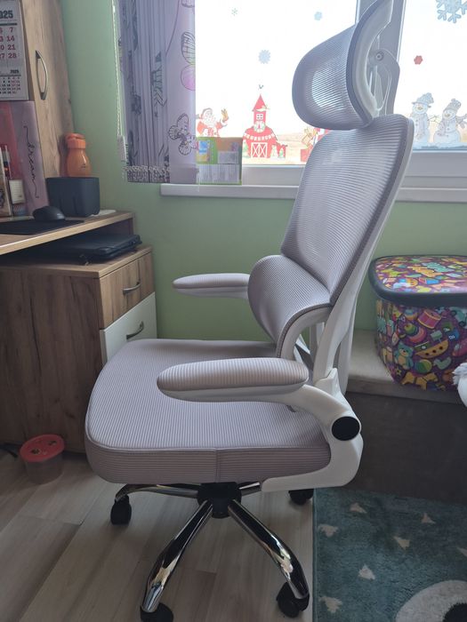 Офис стол нов само сглобен