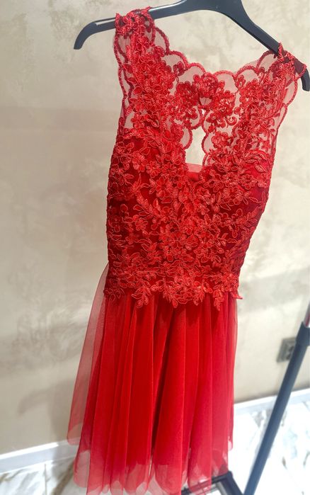 Червена официална рокля